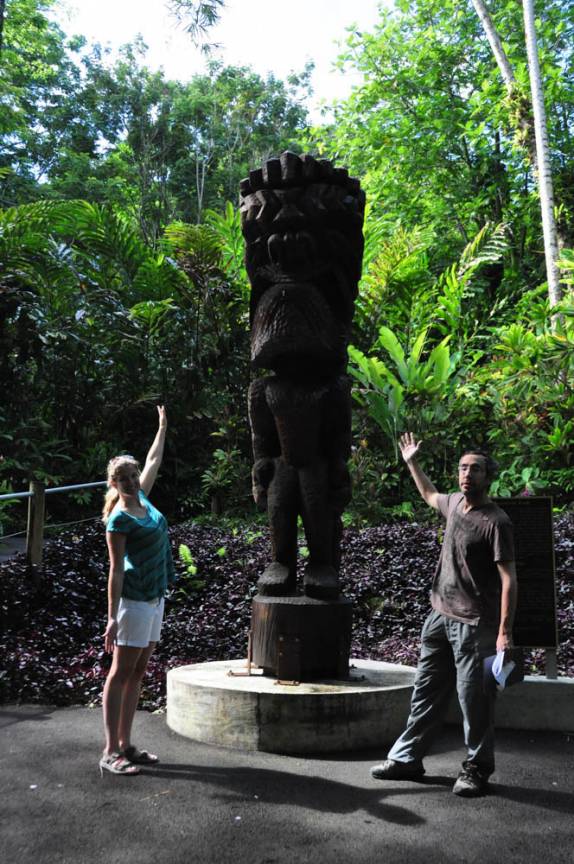 Prestando reverência ao deus Ku, no Jardim Botânico de Hilo, em Big Island, no Hawaii